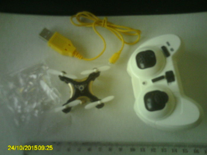 drona; drona spion
5cm latime
7cm diagonala
are camera 1Kb
zboara peste 10 minute
are cablu de date si incarca bateria dronei
si 4 elice rezerva
telecomanda ( 2 baterii AAA)

