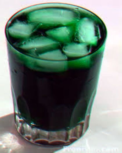 »雅 清.; Coca Cola ar fi verde dacă nu i s-ar adăuga coloranți.