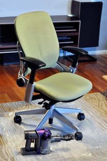 curata-roti-scaune-birou-4 - Cum curatam rotile scaunelor