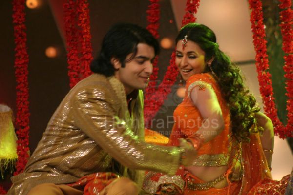 normal_Divyanka Tripathi and Sharad Malhotra at Zee Valentine shoot at Film City on Feb 9th 2008(16)