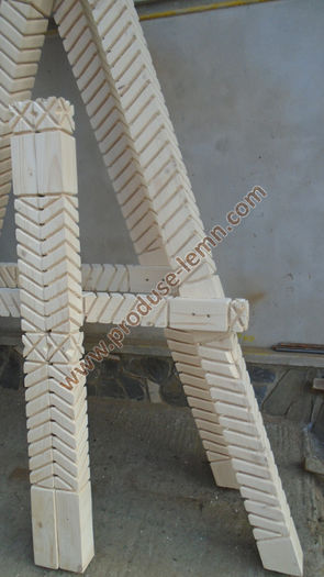 DSC00914 - 25 Balansoare din lemn sculptate