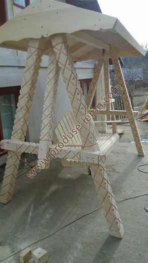 DSC00917 - 25 Balansoare din lemn sculptate