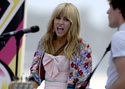 miley-cyrus-pink-top-set - Diverse