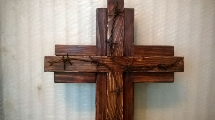 Wooden christian cross - 01 Cruce rustica din lemn si sarma ghimpata handmade