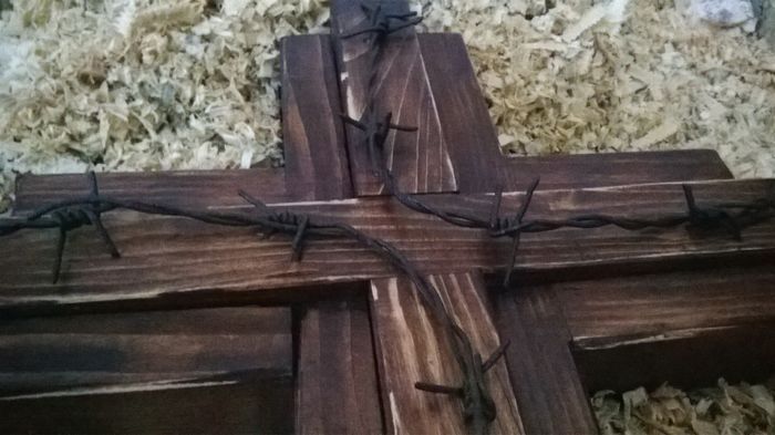 Wooden christian cross - 01 Cruce rustica din lemn si sarma ghimpata handmade