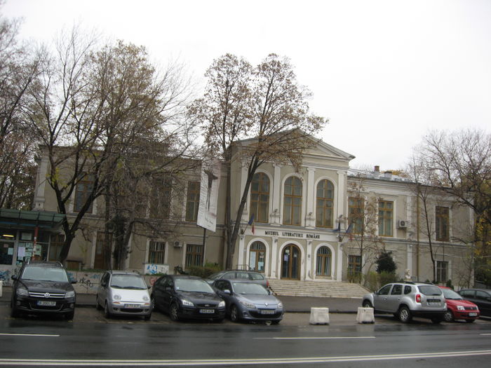 IMG_9106; aici a fost muzeul literaturii romane  -
