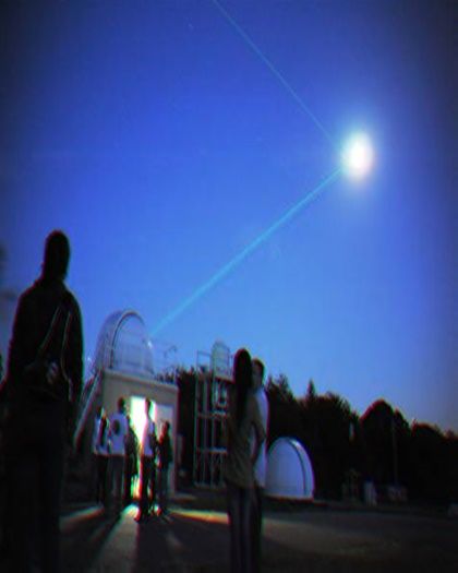 »雅 清.; În timpul aterizării pe Lună a fost lăsată acolo o bucată de oglindă pentru ca; mai apoi să fie reflectat un fascicul cu laser pentru a măsura distanța exactă dintre Pământ și satelitul natural.
