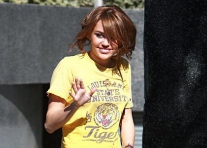 miley-cyrus-justin-tigers_1 - Miley Cyrus in galben