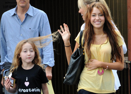 miley-cyrus-lucys-family - Miley Cyrus in galben