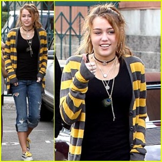miley-cyrus-lunch-family - Miley Cyrus in galben