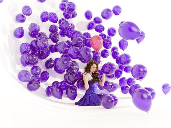 miley-cyrus-with-purple-balloon_1024x768 - Miley Cyrus