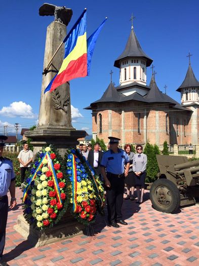 Monumentul eroilor centru ROZNOV