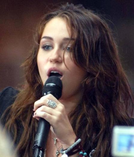 singing - Miley Cyrus