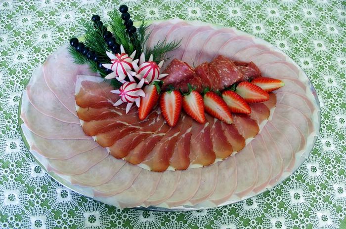 13015097_1178057102219018_994498536668000040_n - Idei de aranjare a platourilor pentru ocazii speciale