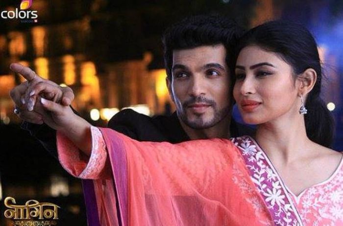 naagin-mouni-roy-arjun-bijlani-premiere-episode-pic - a_Cont nou