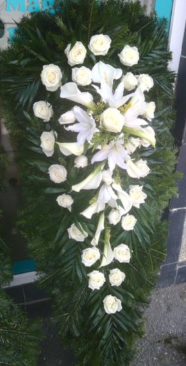 Coroana flori naturale Turda #coroaneturda #funerareturda  #floriturda  #florarieturda; Coroane de flori  in Turda
