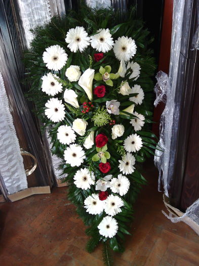 Coroane funerare Turda #coroaneturda #funerareturda  #floriturda  #florarieturda - Coroane jerbe funerare flori Turda