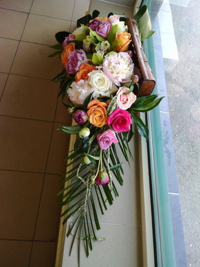 Flori pt. Nunta Turda #nuntaturda #florievenimenteturda  #floriturda  #florarieturda; Aranjament floral in cufar 0744792108
