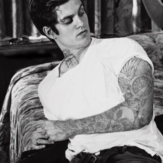 4. Ne mai place Daniel Sharman pentru ca stie sa-si poarte tatuajele. Temporare sau permanente…