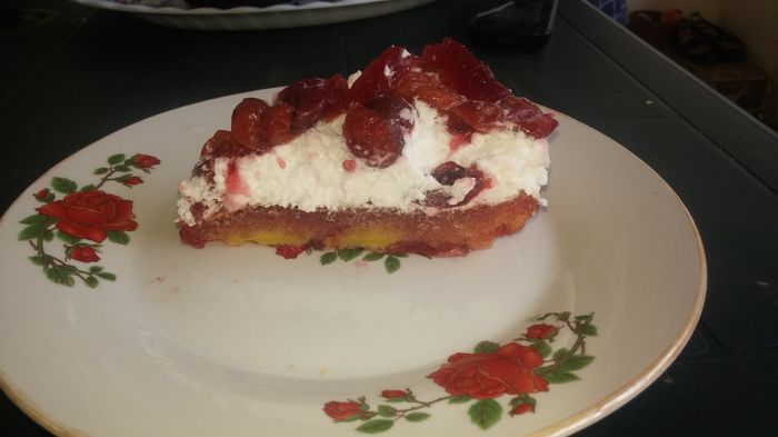 Cheesecake cu frișcă și jeleu de vișine