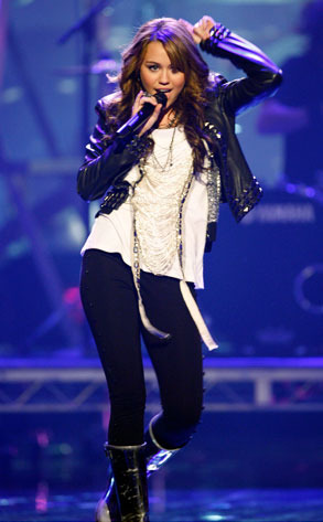 293.ad.MileyCyrus.AMAprfm08.112408 - Miley Cyrus