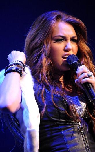 miley-cyrus-concert-of-hope-08