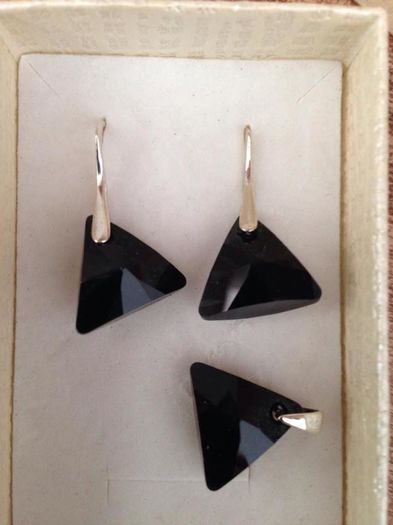 triunghi negru - Vanzare seturi argint cu piatra swarovski
