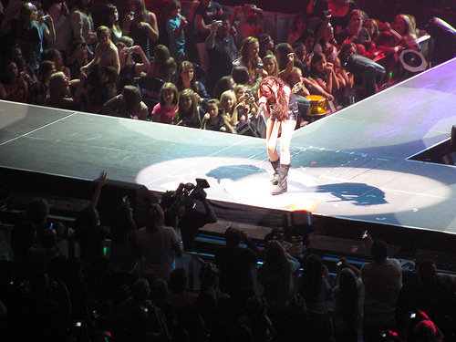 10705872_YMLYLQGXA - Miley Wonder World Concert tour