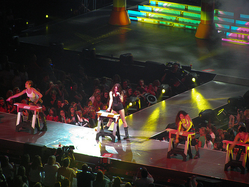 10705891_FGPYLCBSZ - Miley Wonder World Concert tour