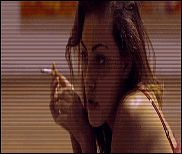 ☪. (îşi aprinde o ţigară şi fumează lăcrimând) Mereu singură. Aşa ajung. :( .. (se uită pe pereţi) - Epii 28 _ Cant feel my face