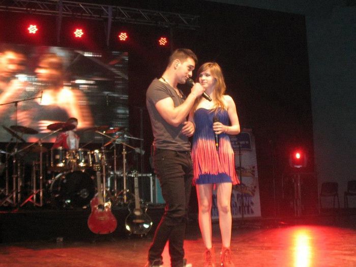 559994_340447302727952_239553257_n