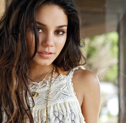 vanessa-hudgens-712343l-poza[1]