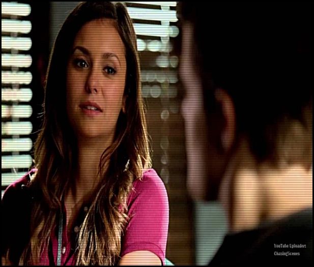 ☪. (se uită la mâinile lor *=))*, smile) Mhm.. poate nu e geloasă doar pe alea. =)) clk. - xo - Episode 05 here
