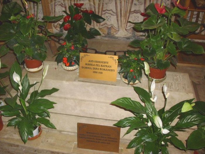 082; M. Cozia, mormantul lui Mircea cel Batran.
