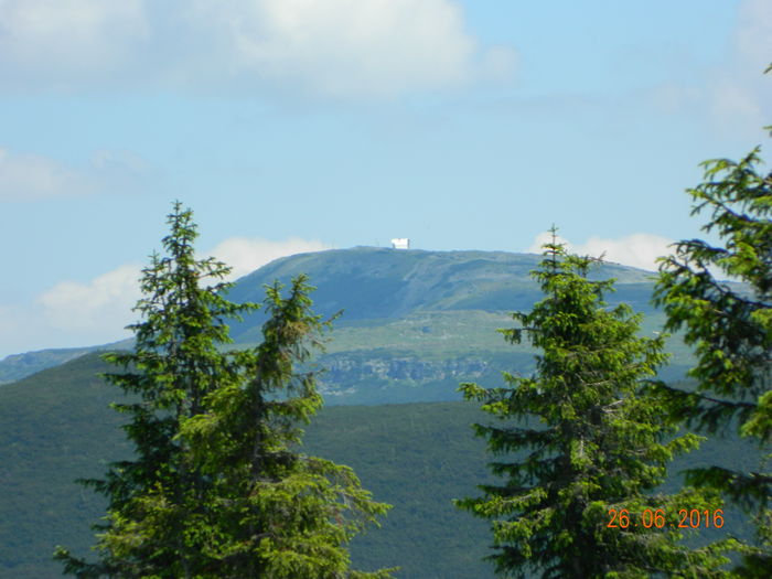 POZE22 020 - Muntii Calimani-Statia meteo si virful Pietrosul- vazuti din Varful Tihu -iunie 2016