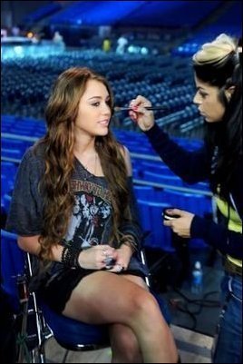 16 - Miley inainte de concerte