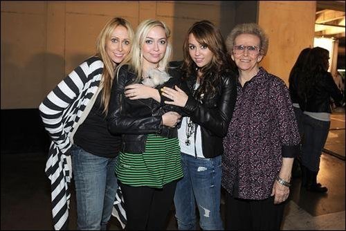 17 - Miley inainte de concerte