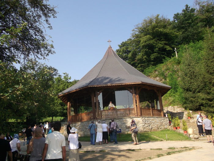 Drumul spre mormantul lui Arsenie Boca - Excursie frumoasa