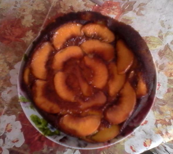 Prajitura rasturnata cu piersici si caramel