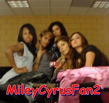 GCTEMGFTEWQSGMPPUFY - Miley Cyrus and her friend