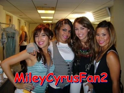 GFYKYEMAZYCJQZNDBDV - Miley Cyrus and her friend