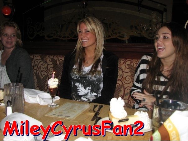 GMGHGKZHRJEZEVKNIMK - Miley Cyrus and her friend