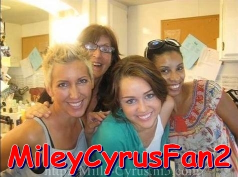 HIGXIYQCVQEONVHWXYT - Miley Cyrus and her friend