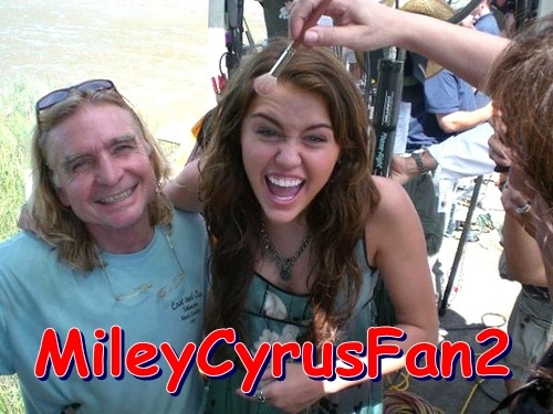 IGLZWPQOXNBIMEIVSKZ - Miley Cyrus and her friend