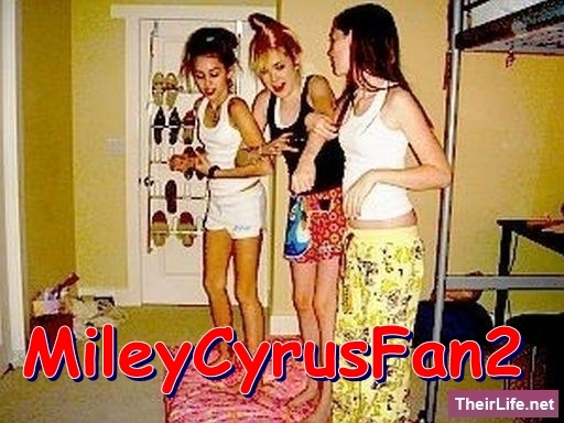 LAHPPRZMHMPIVDVOTBL - Miley Cyrus and her friend