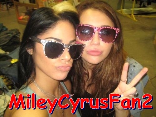 LCQZCTTQHJLKJVNIPMV - Miley Cyrus and her friend
