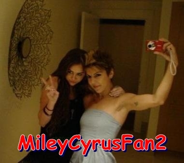 LDCIZQUJFNYURJZIEGP - Miley Cyrus and her friend