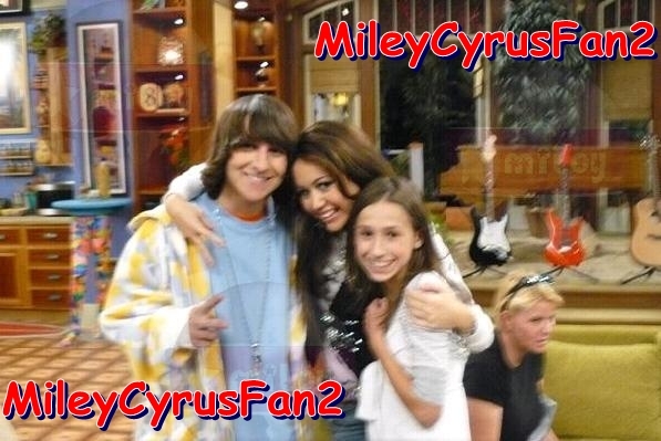 LZLYPZMYQJCLSURMNPV - Miley Cyrus and her friend