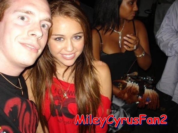 MNDPQHCMNAMYKMQXNAV - Miley Cyrus and her friend