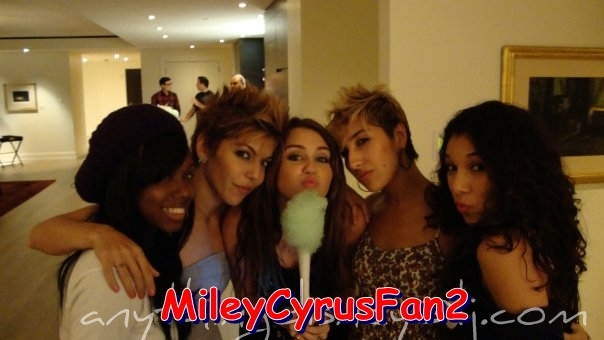 PEHPYSXXMTHXMUDLXDE - Miley Cyrus and her friend